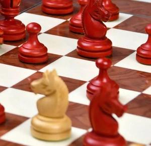 Reproducción de Lujo de Piezas de Ajedrez Estilo Knubbel de 1930 en Madera Teñida de Carmesí y Boj, 3 Rey, al Mejor Precio - Product Image 5