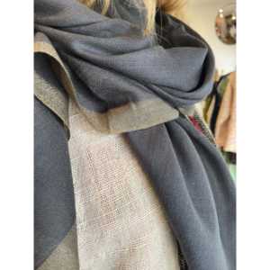 Bufanda Larga de Lana Azul Medianoche con Rayas de Cachemira y Logotipo Bordado Personalizado - Product Image 2