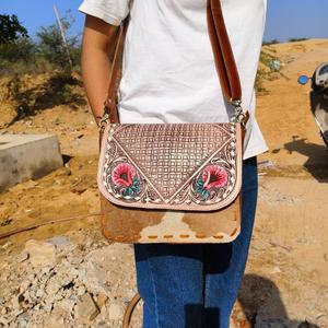 Petit sac à bandoulière en cuir de vachette naturel usiné à la main pour femmes Sac à bandoulière réglable et détachable en cuir avec crunch cireux - Product Image 4