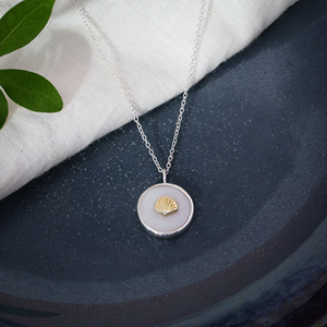Collar de Plata de Ley 925 con Perla de Agua Dulce Ceto |   Colgante de Concha Marina Bicolor Dorado, Joyería Oceánica para Compromiso, Boda y Fiesta - Product Image 3
