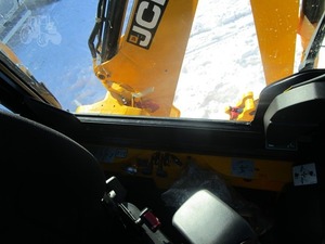 Mini Cargadora Frontal Compacta JCB con Ruedas Amarillas, Equipo de Construcción con Alto Momento de Carga - Product Image 4