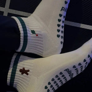 Venta al por mayor de algodón personalizado Happy Designer antideslizante niñas mujeres calcetines antideslizante Crew Yoga Pilates calcetines logotipo personalizado ODM fabricante - Product Image 3