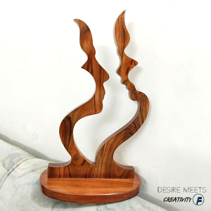 Élégante sculpture de cycliste en bois fabriquée à la main avec un design abstrait moderne d'un motard de course à vélo idéal pour la décoration intérieure - Product Image 2