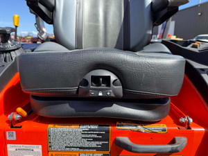 Envío Gratis: Cortadora de Césped Kubota ZD1611 Naranja con Barra Antivuelco ROPS y Asiento Negro para Jardín y Granja - Product Image 6