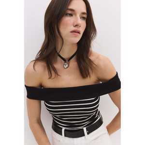 เสื้อยืดคอกลมแขนกุดแบบเปิดไหล่ - Product Image 1