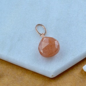 Pendentif en pierre précieuse Sunstone en forme de larme facettée, pierre naturelle pêche scintillante, plaqué argent, charme fait main, bijoux - Product Image 1