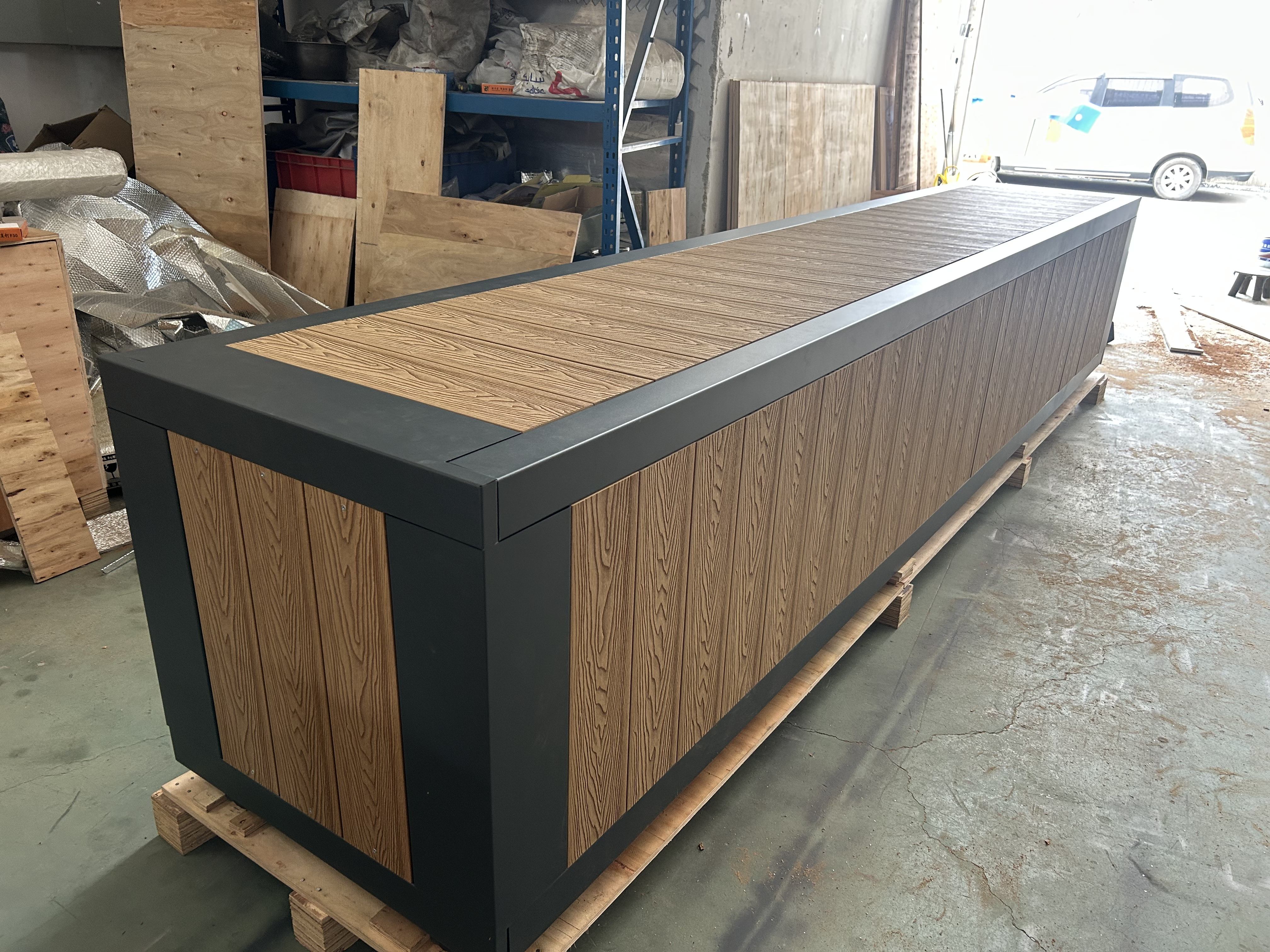 Bois clair avec banc gris foncé