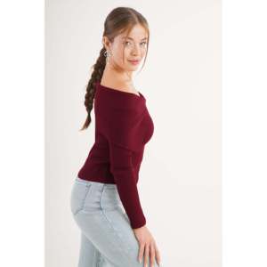 เสื้อสเวตเตอร์ถักคอวีสีแดงเบอร์กันดีสำหรับผู้หญิง ขายส่ง - Product Image 4