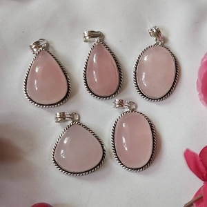 จี้วินเทจคุณภาพพรีเมี่ยมขายส่งจำนวนมากของอัญมณีธรรมชาติโรสควอตซ์เครื่องประดับแฟชั่นสร้อยคอคริสตัลสีชมพูทำด้วยมือ - Product Image 2