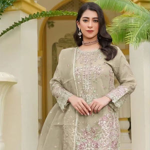 Elegante juego de organza Shalwar Kameez con trabajo Khatli, parte inferior de parche Santoon y Dupatta bordada a juego - Product Image 1