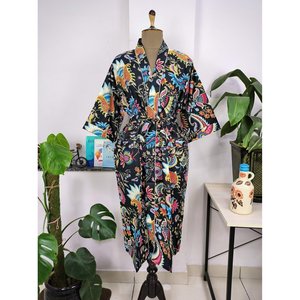 Bata de Casa de Algodón Ligero de Lujo Estilo Boho-Kimono con Diseño de Jungla Nocturna Rosa Estampado a Mano en India, Ideal como Pareo de Baño - Product Image 1