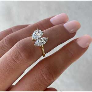 Anillo de compromiso Toi Et Moi con diamantes de laboratorio en forma de pera y marquesa de 2.00 quilates, certificado IGI DEF VVSVS - Product Image 1
