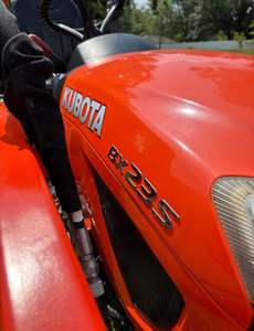 Tractor Compacto Diésel Kubota BX23S de 23 HP |   Retroexcavadora con Cargador 4x4 y Cortadora de Césped - Product Image 5