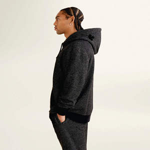 Sweat à capuche noir à manches longues en coton pour hommes avec logo personnalisé en gros pour l'hiver avec logo brodé OEM personnalisé - Product Image 3