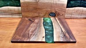 Planche à découper en résine bleue Top Premium avec poignée Planche à découper de service en bois de manguier exportée par Aaliyan Impex - Product Image 5