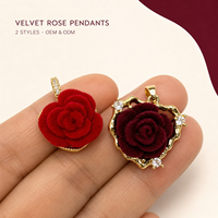 Ciondoli all'ingrosso in rame con resina e zirconi CZ a forma di rosa rossa, placcati oro, romantici ciondoli a forma di fiore di rosa per la creazione di gioielli di San Valentino