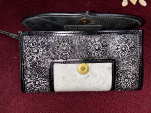 กระเป๋าสตางค์หนังแท้แบบพับสองตอน รุ่นขายดีประจำปี 2025 ชุดคลัทช์แฟชั่นสไตล์ตะวันตกสำหรับผู้หญิง วินเทจ ป้องกัน RFID ปิดด้วยซิป ใช้ได้ทุกฤดู - Product Image 2