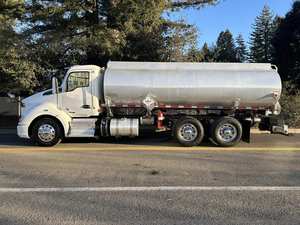 Achetez ici : Camion-citerne à essence/diesel d'occasion 2021 T680 4800 gallons - Paccar 400HP 12 vitesses AMT - Exportation mondiale - Avec garantie - Product Image 4