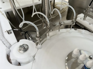 Máquina automática de llenado y tapado de líquidos, solución compacta fiable para producción integrada de llenado y sellado - Product Image 2