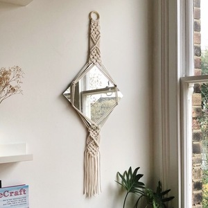 Espejo de Pared Decorativo Hecho a Mano de Estilo Bohemio Moderno con Forma de Diamante, Ecológico, de Alta Calidad, Tejido a Mano con Macramé y Cristal Colgante - Product Image 1