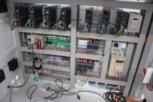 Macchina CNC Multifunzionale 1330 <span class=keywords><strong>per</strong></span> Mobili con Cambio Utensili Lineare, Gruppo Foratrice a Fila, Sega Lamello, Sistema di Etichettatura Automatica. - Product Image 5