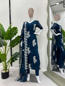 Traje de seda de diseñador con Dupatta interior y bordado para fiestas Trabajo de hilo hermoso - Product Image 3