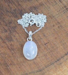 Colgante de piedra lunar arcoíris en plata de ley 925, joyería hecha a mano con o sin cadena, elegante regalo para mujer - Product Image 1