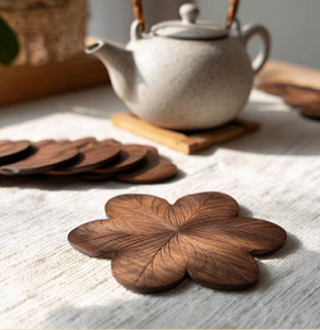 Posavasos redondos sofisticados con incrustaciones de resina texturizada blanca y base de madera. Disponible a precios de mayoreo - Product Image 4