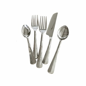 ชุดช้อนส้อมสแตนเลสสีเงินพร้อมที่จับปลอมแปลงสำหรับงานแต่งงานที่บ้าน - Product Image 2