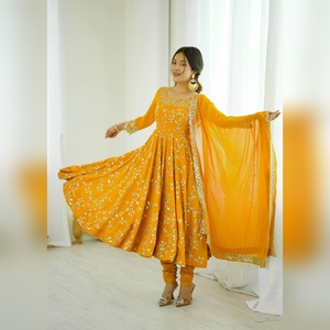 Vestido Anarkali de Diseño con Bordado de Lentejuelas en Georgette Sintética, con Churidar y Dupatta de Encaje para Eventos Étnicos de Primera Calidad - Product Image 1