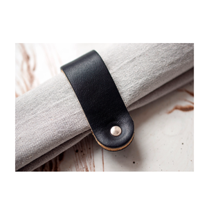 Ronds de serviette en cuir uniques pour un usage quotidien et une décoration de table de fête dans un rond de serviette noir avec une utilisation de table - Product Image 1