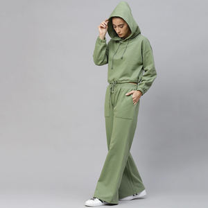 Vente d'usine – Ensemble personnalisé 100 % coton pour femme : sweat court et pantalon évasé à chevilles amples avec bas élastique – Créez votre propre logo - Product Image 4