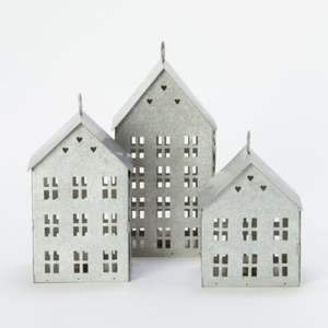 Ensemble de deux lanternes porte-bougie hautes en fonte grise en forme de maison avec plusieurs découpes en forme de fenêtre, style ferme bohème, pour bougies chauffe-plat - Product Image 2