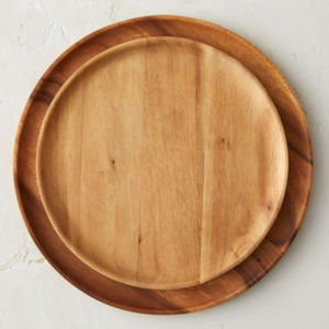 Assiettes de présentation rondes en bois d'acacia naturel, sculptées à la main, pour mariage et repas à domicile - Product Image 5