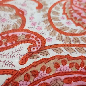 Tissu en coton biologique imprimé à la main Sanganeri, motif floral blanc et orange, tissu d'ameublement - Product Image 3