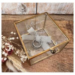 Boîte à bijoux élégante en laiton de style antique avec des gravures florales ornées et une construction robuste et parfaite pour les bijoux d'héritage - Product Image 6