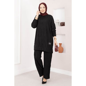 Conjunto Casual de Dos Piezas con Pantalones Negros, Incluye Pantalones Cortos y Top - Product Image 3