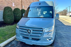 Mercedes-Benz Sprinter 2500 2022 Usada en Excelentes Condiciones, Motor Turbodiésel V6, Conversión a Van de Lujo, Diseño para 11 Pasajeros - Product Image 1