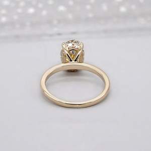 Anillo de Compromiso Ovalado con Halo Oculto y Diamante Solitario de Oro Amarillo Cultivado en Laboratorio, Colección de Anillos de Diamantes - Product Image 4