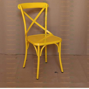 Paire de chaises élégantes en métal avec design à dos croisé pour la décoration intérieure contemporaine - Product Image 1