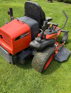 Tondeuse autoportée diesel Kubota ZD1211 à rayon de braquage zéro pour usage commercial et travaux de paysagisme - Product Image 3