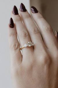 Anillo de Compromiso Clásico con Tres Piedras Redondas de Moissanita en Engaste de Puntas, Oro Sólido de 10K Original, Regalo de Promesa de Boda, Joyería - Product Image 6