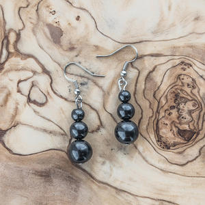 Pendientes de gancho francés de shungita con 3 cuentas redondas pulidas de 0.24 pulgadas, 0.32 pulgadas, 0.39 pulgadas (6, 8, 10 mm) - Product Image 2