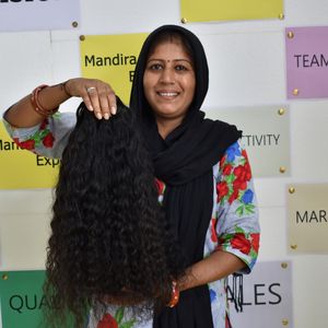 100% vente en gros jeune vendeur de tissage vierge couleur noire soyeux longs faisceaux noirs bouclés temple indien extensions de cheveux humains - Product Image 4