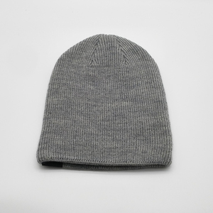 Bonnet en tricot gris personnalisé pour hommes et femmes Bonnet d'hiver en acrylique doux avec manchette pliée et patch vierge pour logo - Product Image 4