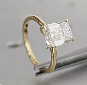 Bague de mariage en diamant de laboratoire taillé en émeraude de 1.5 ct belle bague en diamant en or jaune 14 carats bague solitaire cadeau de mariage pour elle - Product Image 5