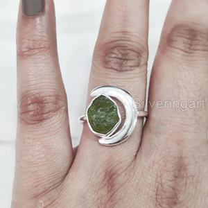 Bague pour femme en pierre brute, pierre précieuse péridot naturel, pierre de naissance d'août, croissant de lune, ajustable, en argent sterling 925 - Product Image 4