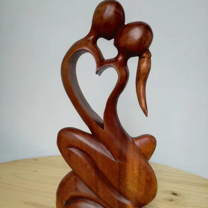 Statue de couple amoureux en bois naturel écologique sculptée à la main, figurine artistique romantique, art déco, décoration intérieure - Product Image 1