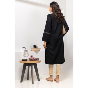 Chemise noire modeste pour femme en tissu Dobby teint et ornée - Product Image 4