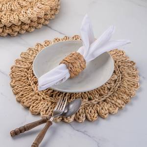 Sets de table ronds en écorce de maïs Sets de table de printemps de ferme Sets de table en osier - Product Image 1